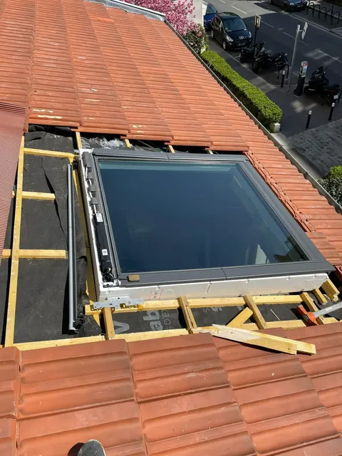 Fenêtre de toit en cours de pose avec liteaux et écran de sous-toiture visibles