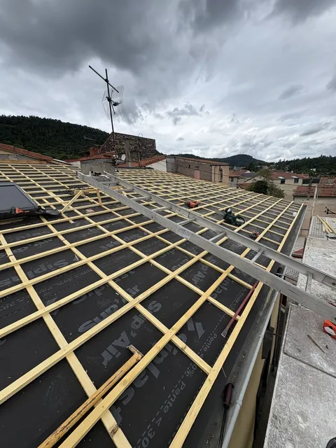 Vue d’ensemble des liteaux et de l’écran de sous-toiture avant couverture